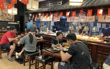 Đĩa cơm, tô bún 30.000 đồng biến mất, người dân phải chi tiêu ăn uống ra sao?