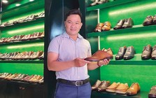 Thương hiệu giày Việt tuyên bố đóng cửa sau 10 năm, CEO đi làm… 'phụ hồ'