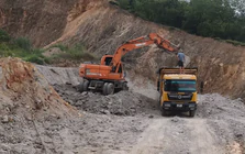 Xử lý bãi đổ trộm chất thải ngay trước cổng nhà máy rác lớn nhất Hà Nội