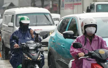 Mưa lớn giữa trưa ở TPHCM, dòng người và xe 'nhích từng chút'