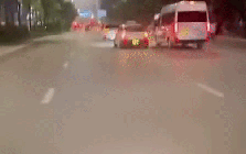 Hà Nội: Công an xác minh clip xe hợp đồng và xe taxi chèn ép nhau trên đường Giải Phóng