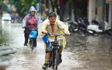 Người Hà Nội lội nước, 'chôn chân' giữa phố sau trận mưa lớn