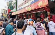 Xếp hàng mua bánh trung thu, mỗi khách được tối đa 3 hộp