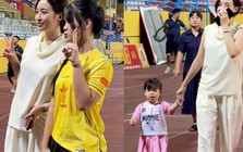 Đỗ Mỹ Linh khoe nhan sắc rạng rỡ, ngại ngùng chạy lên xế hộp "trốn" cam thường sau trận đấu của Hà Nội FC