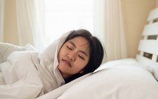 Ngủ 8 tiếng vẫn đau lưng, cứng cổ: 2 tư thế tưởng vô hại nhưng có thể khiến cột sống bị vặn suốt đêm