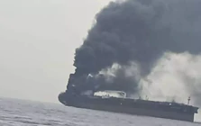 Tàu thương mại Iran trúng vật thể lạ ở eo biển Hormuz, năm người thương vong
