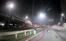 Bé trai đeo cặp sách vừa chạy vừa khóc trên cao tốc lúc 23 giờ, bất ngờ chuyện phía sau