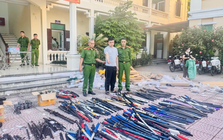 Khám xét 2 kho hàng, công an thu giữ gần 1 tấn kiếm, gậy ba-ton và bình xịt hơi cay: Khởi tố Ninh Văn Thanh SN 2002