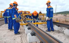 Tăng tốc lắp ray tàu điện đầu tiên ở Phú Quốc