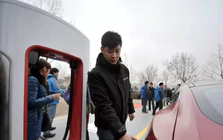 Nếu bán chính hãng ở Việt Nam, xe điện Tesla sẽ sạc thế nào?