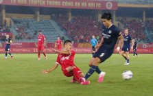 Văn Hậu đối diện án phạt sau cú đạp khiến Doãn Ngọc Tân chấn thương