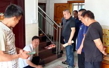 Đang thay giày, người đàn ông phát hiện điều lạ dưới nền nhà, gọi thợ kiểm tra rồi tái mặt