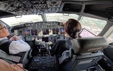 Nhà vua và Hoàng hậu Thái Lan tự lái máy bay đi công du thế nào?