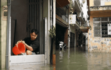 Cận cảnh Hà Nội sau trận mưa lớn nhất từ đầu mùa: Người dân hì hục tát nước, lò dò đi trong ngõ nhỏ ngập ngang bắp chân