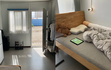 Căn phòng 15m² công ty cấp cho nữ nhân viên làm ở công trường xây dựng, lương 31 triệu/ tháng