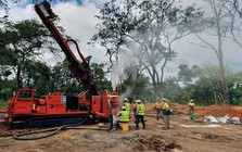Khoan 6 mét vào lòng đất, phát hiện một dải khoáng hóa chứa vàng kéo dài 1km