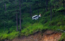 Ô tô trượt khỏi đường, “treo” lơ lửng trên sườn đèo ở Đà Lạt: Danh tính nữ tài xế