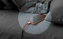 Lời khuyên đến tất cả các gia đình sạc điện thoại trên giường
