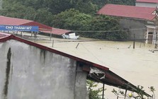 Mưa lớn, nước sông dâng 'nhấn chìm' chợ, ngập nửa nhà dân ở Thanh Hoá