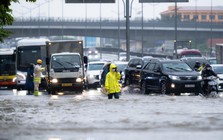 Toàn cảnh Hà Nội ngập sau trận mưa suốt đêm: Những ai đi làm sáng nay lưu ý các tuyến đường này!