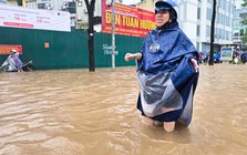 Đường Hà Nội biến thành sông sau cơn mưa lớn, người dân phải lội bộ đi làm