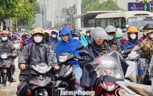 Giao thông hỗn loạn vì mưa lớn, gần trưa người dân vẫn 'chôn chân' giữa biển xe trên đường