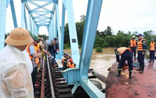 Ai chịu trách nhiệm vụ 3 sà lan đâm kẹt cầu Mỹ Chánh?