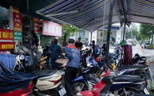 Xe “chết máy” xếp hàng la liệt sau mưa ngập, tiệm sửa xe quá tải: Có người tốn vài triệu đồng