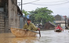 Ngập 3 ngày chưa rút, người dân ngoại thành Hà Nội chèo thuyền đi lại giữa làng