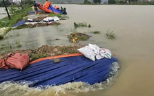 Vỡ bờ kênh ở Thanh Hóa