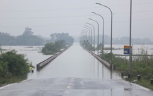 Ngoại thành Hà Nội có nơi ngập gần 1m, cấm xe qua nhiều tuyến đường