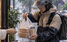 Thực phẩm bị nước mưa ngấm vào có ăn được không? Bác sĩ chỉ rõ thứ nên bỏ ngay