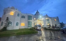 Đột kích một biệt thự sang trọng, khám phá trước cảnh tượng bên trong "đại bản doanh" lừa đảo xuyên quốc gia tinh vi đến từng chi tiết