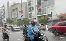 Mưa lớn bất ngờ, ảnh hưởng nhiều tuyến đường ở TP. HCM