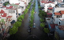 Quốc lộ 32 ngập dài 1,5km, nhiều xe chết máy