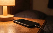 Sạc điện thoại khi ngủ, không để lên giường thì để đâu - Chuyên gia chỉ một chỗ an toàn, có cháy cũng không sợ