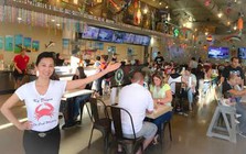 Nữ MC đình đám một thời sang Mỹ bán tôm hùm, cua hoàng đế, từng để con gái làm phục vụ