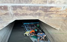 Hà Nội: Cảnh sát cứu 2 người mắc kẹt trong cống Chèm