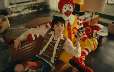 G-DRAGON bắt tay McDonald’s quảng bá gà rán