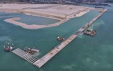 Phát hiện hàng rào bê tông cao 28m chạy dài 8,6km dưới biển, làm lung lay vị trí số 1 của Trung Quốc, dự án 40 tỷ USD gây choáng