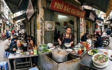 Những bát bún 10.000 đồng giữa chợ Hà Nội