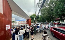 Đắk Lắk: Đến họp phụ huynh trễ, nhiều người phải đứng ngoài cổng trường