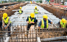 Công nhân xuyên lễ thi công cầu Trần Hưng Đạo, lắp những đốt dầm đầu tiên