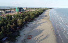 Đây là bãi biển dài nhất Việt Nam, vừa xuất hiện quần thể đặc biệt rộng hơn 20 ha: 17km cong hình vành khuyên, nằm ở địa đầu vùng Đông Bắc, được ví như "nàng thơ ngủ quên"
