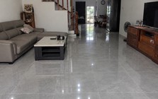Vì sao ngày càng nhiều gia đình không còn lát gạch men bóng? 2 vật liệu đẹp, dễ vệ sinh, bớt trơn trượt đang thành xu hướng mới