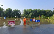 Đường gom Đại lộ Thăng Long ngập sâu 1m, Hà Nội cấm xe đi qua