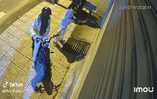 Hành động bất ngờ của nhóm học sinh trước cửa một ngôi nhà lúc trời tối, 2,4 triệu lượt xem