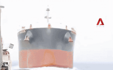 Bị con tàu to như quả núi tông trực diện, thủy thủ đoàn la hét trong hoảng loạn giữa đại dương