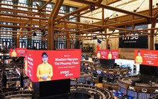 Nữ tiến sĩ Việt Nam xuất hiện trên toàn bộ màn hình tại Sở giao dịch chứng khoán lớn nhất thế giới, cùng Ngoại trưởng Mỹ Marco Rubio rung chuông mở phiên