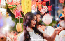 Giới trẻ đổ về Hàng Mã vui chơi Trung thu